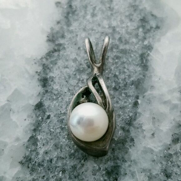 Vintage Jewelry - Vintage Silver Tone Faux Pearl Little pendant, Organic Minimal Shape, Unsigned E